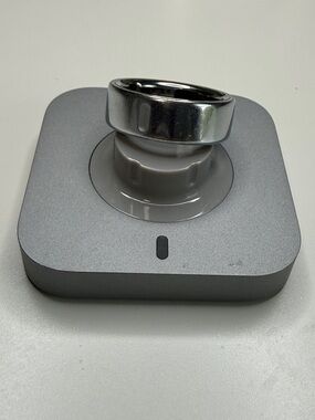 Oura Ring 4 Silver with Smart Ring Charger Dock